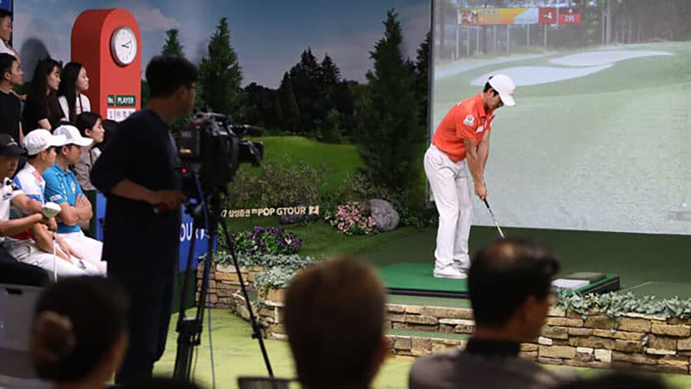 GTOUR Broadcasting People Spectating Golfer on Golfzon Golf Simulator Vision