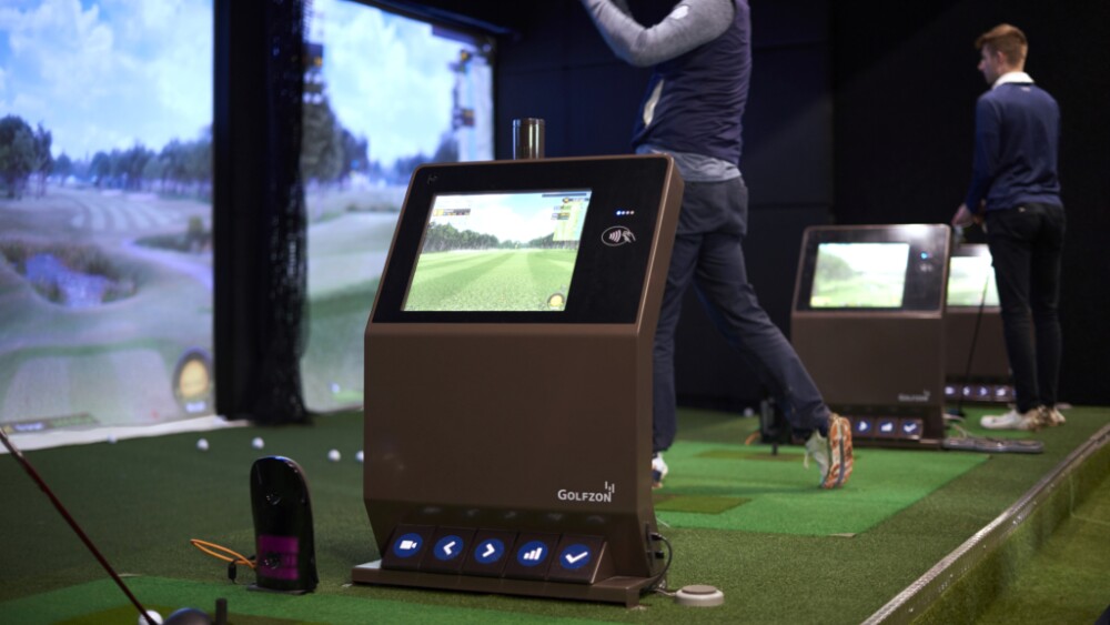 golfers hitting on golfzon range bays gdr